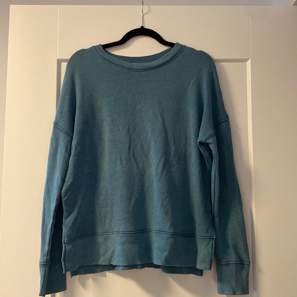 Casual sweater with slits on the side, perfect for wearing with jeans